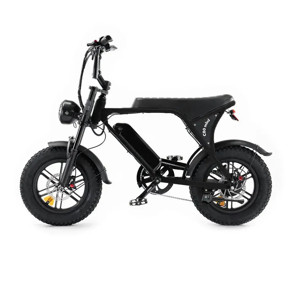 Een zwarte OUXI FATBIKE C80 MINI – MODEL 2026 met dikke banden, een lang zadel, voor- en achterlichten, pedalen en hydraulische remmen wordt vanaf de zijkant afgebeeld tegen een witte achtergrond. Deze stijlvolle elektrische fatbike van OUXI is voorzien van een alarmsysteem en een krachtige motor van 250 W voor soepele en efficiënte ritten.
