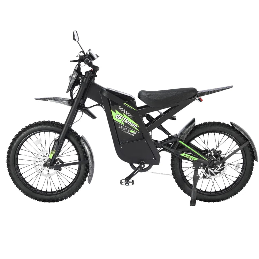 Zijaanzicht van de OUXI FATBIKE GT2000 CROSS – OFFROADFIETS (model 2026) in zwart en groen, voorzien van offroadbanden, een bekleed zadel, koplamp, krachtige motor van 2000 W, hydraulische remmen en een ingebouwd alarmsysteem, afgebeeld tegen een witte achtergrond.