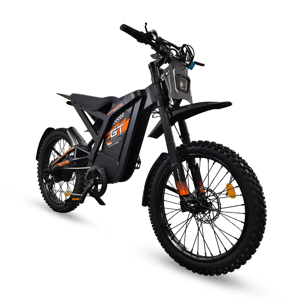 Een vooraanzicht van de OUXI FATBIKE GT2000 CROSS – OFFROADFIETS (model 2026) in opvallend zwart en oranje, met dikke offroadbanden, een compacte koplamp en sportieve graphics op een witte achtergrond. Deze krachtige elektrische fatbike is uitgerust met een robuuste motor van 2000 W voor uitstekende prestaties op elk terrein en is voorzien van hydraulische remmen en een geïntegreerd alarmsysteem.