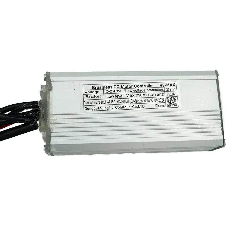 De OUXI V8 MAX - CONTROLLER - ORIGINEEL, een zilverkleurige borstelloze DC-motorcontroller van het merk OUXI, ontworpen als vervangingsonderdeel voor het V8 Max-model, is voorzien van een etiket met technische specificaties zoals spanning (DC48V), maximale stroomsterkte, remgegevens en gegevens van de fabrikant. Aan de linkerkant van dit essentiële onderdeel van het elektrische systeem van de fatbike zijn verschillende draden bevestigd.