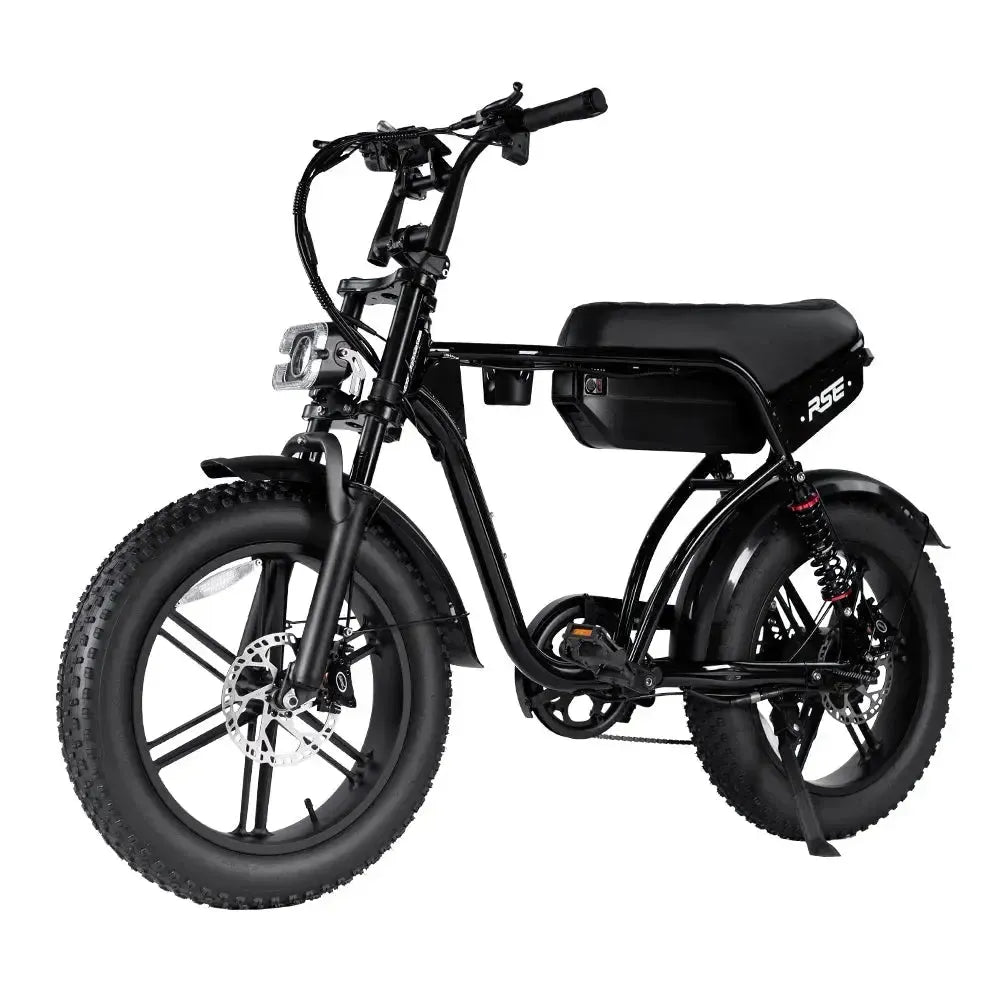 De 7GO FATBIKE - RSE SPECIAL EDITION - MODEL 2026 - ALARM is een zwarte elektrische fatbike met dikke banden, voor- en achtervering, schijfremmen en een rechthoekige accu onder het zadel. Dit model, afgebeeld op een witte achtergrond, biedt krachtige ondersteuning voor een soepele en krachtige rit.
