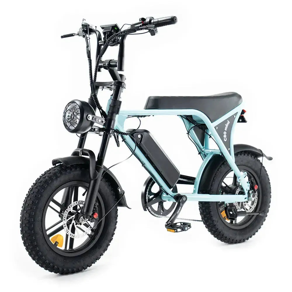 Maak kennis met de FATBIKE OUXI C80 MINI in lichtblauw – een compacte elektrische fatbike van OUXI (model 2026). Deze e-bike is voorzien van dikke banden, een zwart zadel, krachtige hydraulische schijfremmen voor en achter en een onder het frame gemonteerde accu. Hij is uitgerust met een efficiënte motor van 250 W voor moeiteloos fietsen en beschikt over een geïntegreerd alarmsysteem, allemaal gepresenteerd tegen een witte achtergrond.