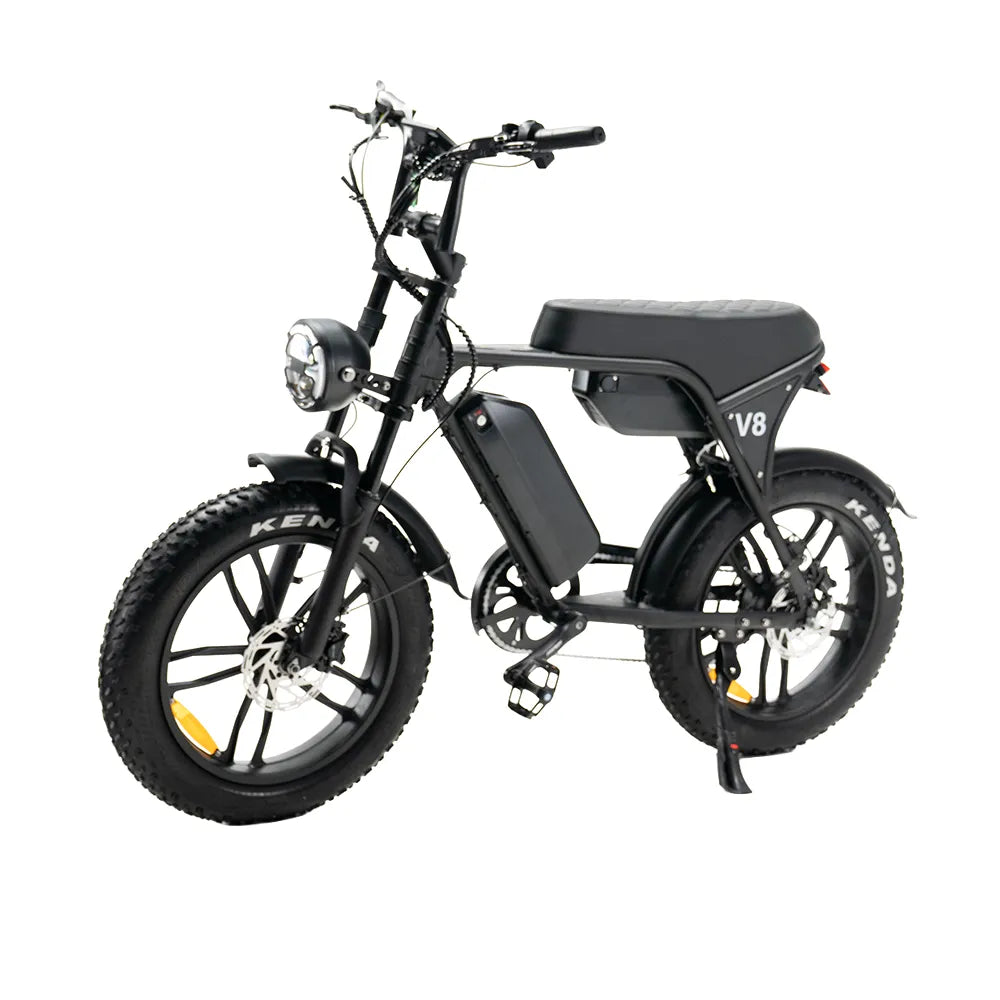 Een studio-opname van de OUXI FATBIKE V8 (C80) MAX – MODEL 2026 toont een zwarte elektrische fatbike met dikke banden, een rechthoekig zadel en een op het frame gemonteerde accu. Dit model beschikt over een krachtige motor van 250 W, een dubbele accu voor een grotere actieradius, een geïntegreerd alarmsysteem en hydraulische remmen voor extra veiligheid.