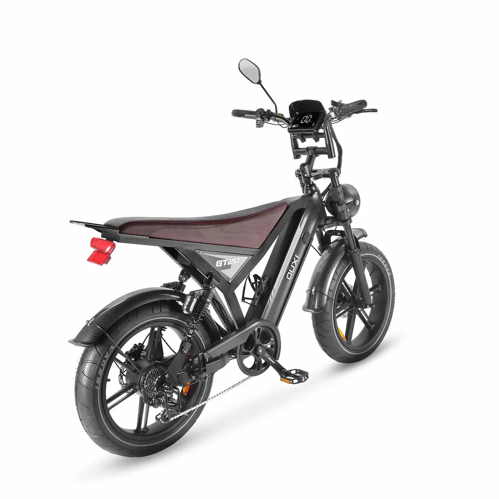 FATBIKE OUXI GT20 – MODEL 2026 van OUXI, met een zwart frame, brede banden, achteruitkijkspiegels, een achterlicht, pedalen en een digitaal display – afgebeeld vanaf de rechterachterzijde op een witte achtergrond. Met hydraulische remmen en een alarmsysteem combineert deze elektrische fatbike geavanceerde technologie met een robuust ontwerp voor een indrukwekkende rijervaring.