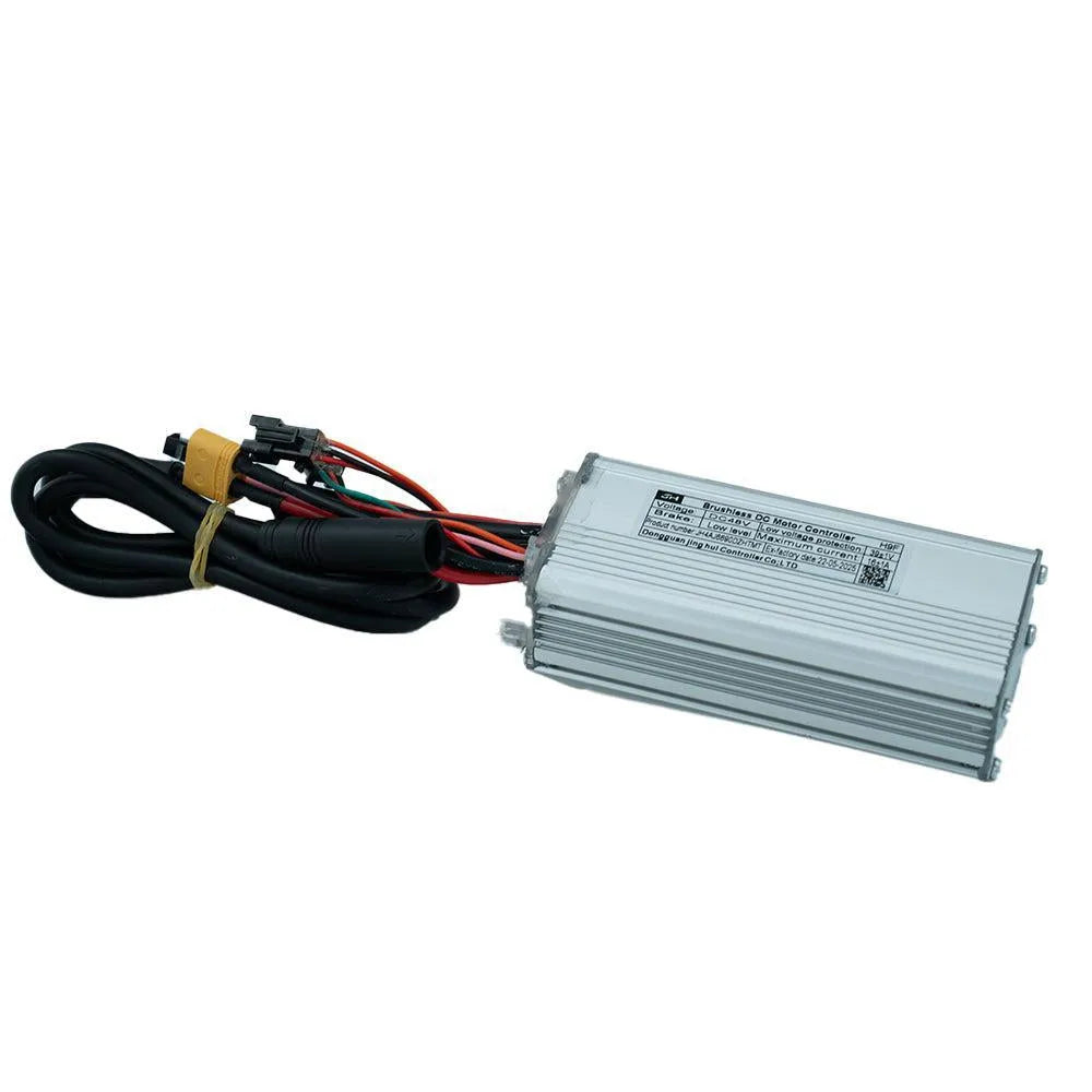 Een rechthoekig, zilverkleurig elektronisch apparaat met een geribbelde behuizing, waaraan zwarte en rode kabels en stekkers zijn bevestigd, ligt op een witte achtergrond. De OUXI H9-F - CONTROLLER van OUXI is een onmisbare motorregelaar en leent zich uitstekend als vervangingsonderdeel voor fatbikes.