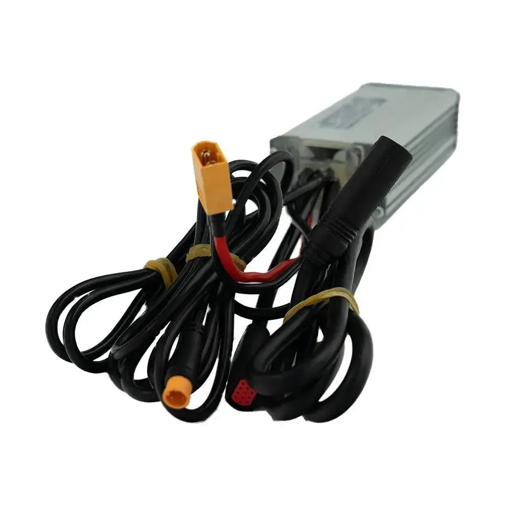 Een zilverkleurige OUXI V8 MAX - CONTROLLER - ORIGINEEL van OUXI, voorzien van meerdere zwarte kabels en connectoren – waaronder een gele XT60-connector – ideaal als vervangingsonderdeel voor het elektrische systeem van je fatbike, ligt opgerold en vastgezet met elastiekjes tegen een witte achtergrond.