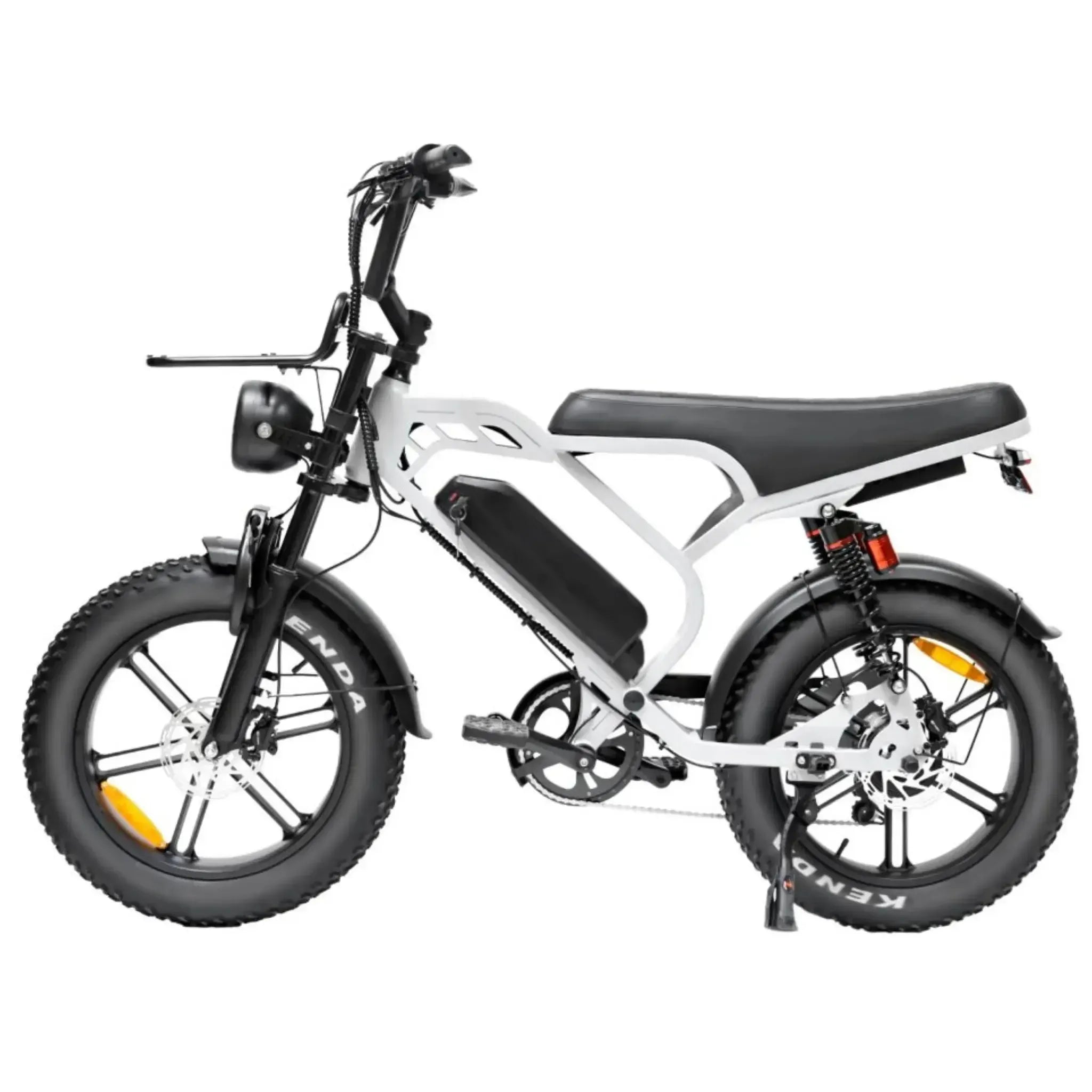 Maak kennis met de QMWHEEL FATBIKE V20 LIMITED – MODEL 2026 - ALARM: een witte elektrische fatbike van QMWHEEL met dikke zwarte banden, voor- en achtervering, trapondersteuning, een lang zwart zadel en een krachtige motor van 250 W die een indrukwekkend actieradius van 80 km biedt. Afgebeeld in profiel op een witte achtergrond.