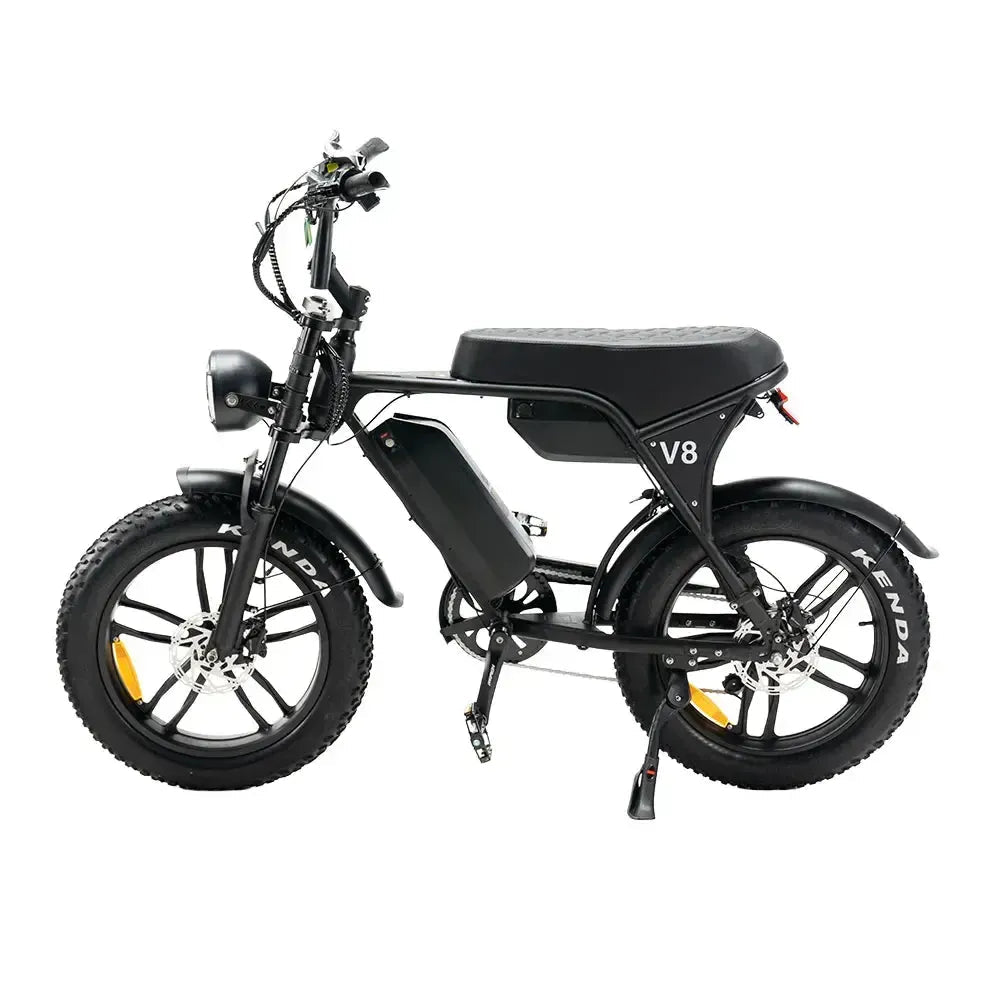 De zwarte OUXI FATBIKE V8 (C80) MAX – DUBBELE ACCU (MODEL 2026) is in profiel afgebeeld tegen een witte achtergrond, met dikke banden, spatborden voor en achter, een koplamp en een motor van 250 W, waarbij de accu op het frame is gemonteerd. Deze elektrische fiets is bovendien voorzien van een alarmsysteem en hydraulische remmen.