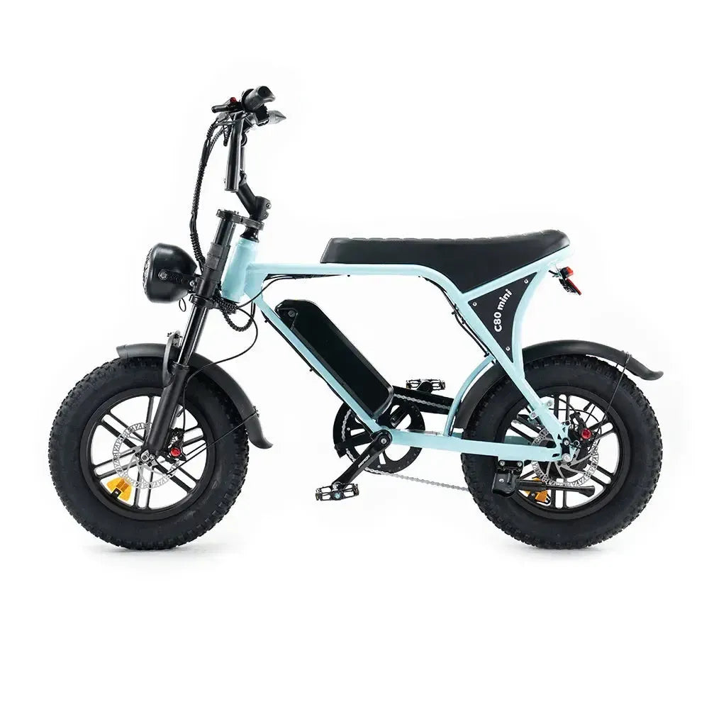 De OUXI FATBIKE OUXI C80 MINI in lichtblauw (model 2026) heeft een zwart zadel, dikke banden en een 250 W-motor in het midden van het frame, afgebeeld in zijaanzicht op een witte achtergrond.