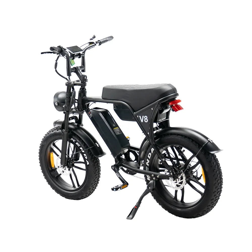 Een zwarte OUXI FATBIKE V8 (C80) MAX - DUBBELE ACCU – MODEL 2026 elektrische fiets met extra dikke banden, een ruim zadel, een dubbel accupakket, een rode reflector achteraan, trapondersteuning en een digitaal display op het stuur. Het model is schuin van achteren afgebeeld tegen een witte achtergrond en is voorzien van hydraulische remmen, een geïntegreerd alarmsysteem en een krachtige motor van 250 W voor een nog betere rijervaring.