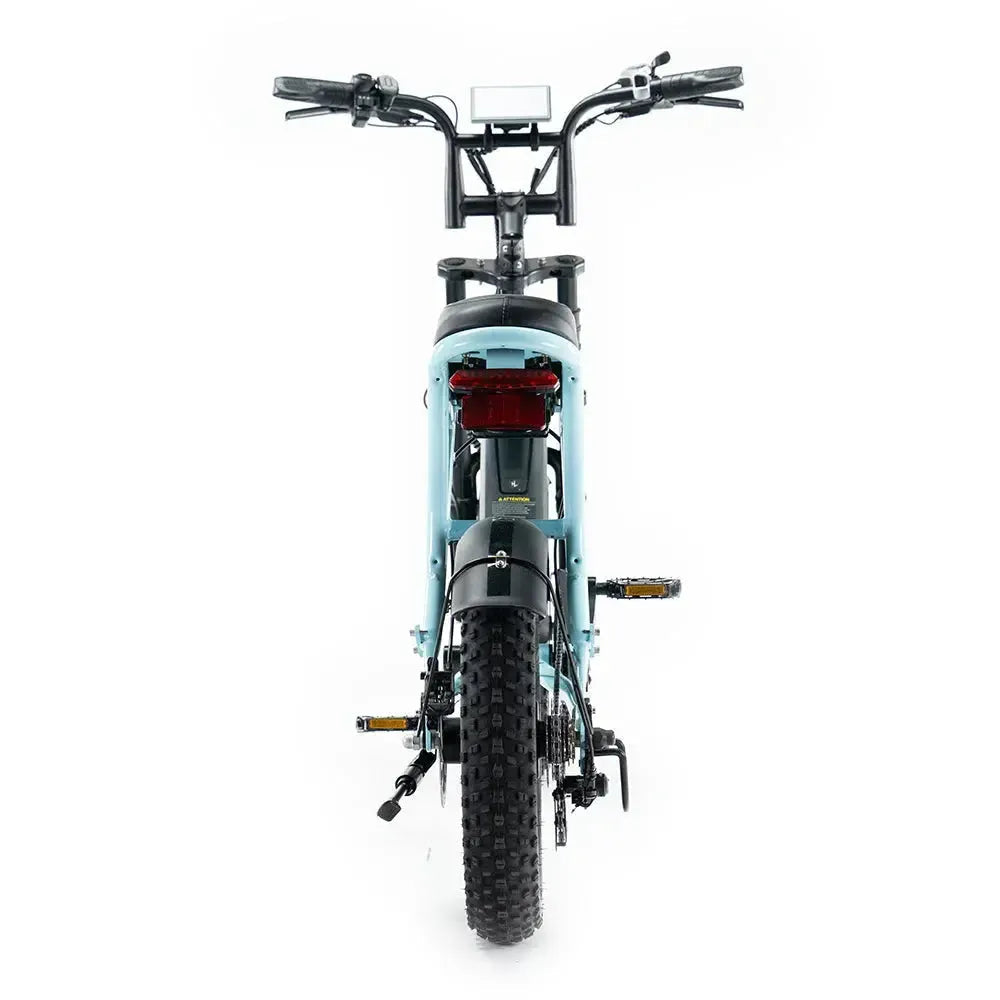 Een achteraanzicht van de OUXI FATBIKE OUXI C80 MINI in lichtblauw (model 2026) toont grote noppenbanden, een zwart stuur en een rood achterlicht, gefotografeerd tegen een witte achtergrond. Deze compacte e-bike beschikt over hydraulische remmen, een alarmsysteem en is uitgerust met een krachtige 250W-motor van OUXI voor soepele en efficiënte ritten.