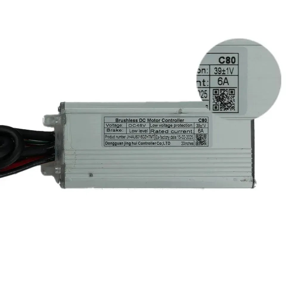 Een OUXI C80 4.0 - CONTROLLER van het merk OUXI, uitgevoerd in zilver, ideaal als vervangingsonderdeel voor een fatbike, voorzien van een etiket met spanning, laagspanningsbeveiliging, nominale stroomsterkte en bedrijfsgegevens. Een ingezoomd gedeelte benadrukt het modelnummer – OUXI C80 4.0 – en belicht aanvullende specificaties van de motorbesturing.