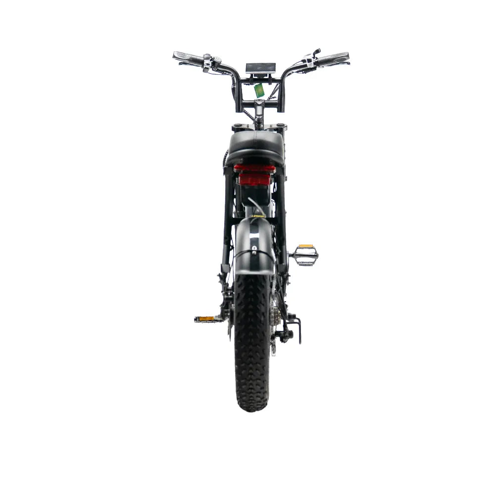 Achterkant van de FATBIKE OUXI V8 (C80) MAX - DUBBELE ACCU – MODEL 2026 van OUXI, een elektrische fiets met dikke banden, een breed stuur, pedalen, een krachtige 250W-motor, dubbele accu, hydraulische remmen en een alarmsysteem, afgebeeld tegen een witte achtergrond.