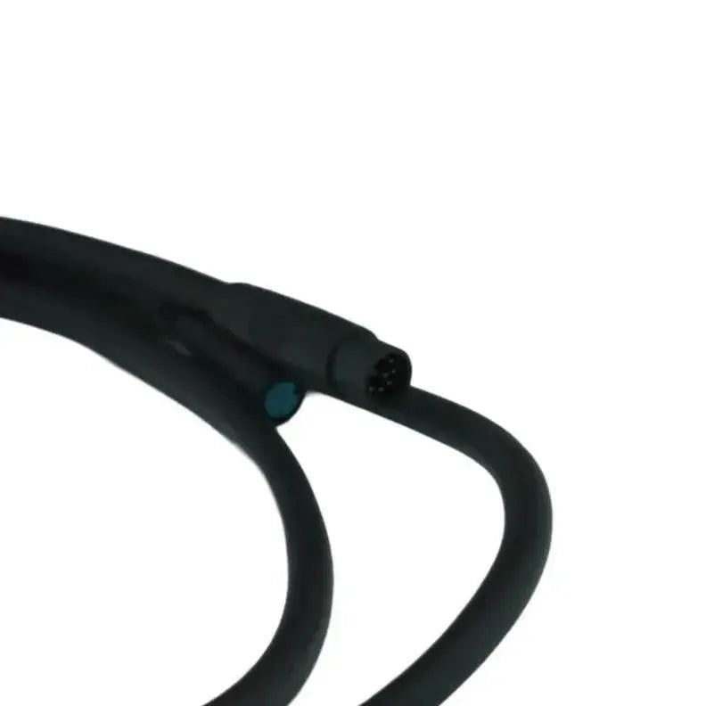 Close-up van een zwarte kabel met een ronde, meerpolige connector aan het uiteinde tegen een witte achtergrond — ideaal als vervangingsonderdeel voor de bedrading van een fatbike of als onderdeel van de originele 7GO - KABELBOOM - EB2/EB8 van het merk 7GO.