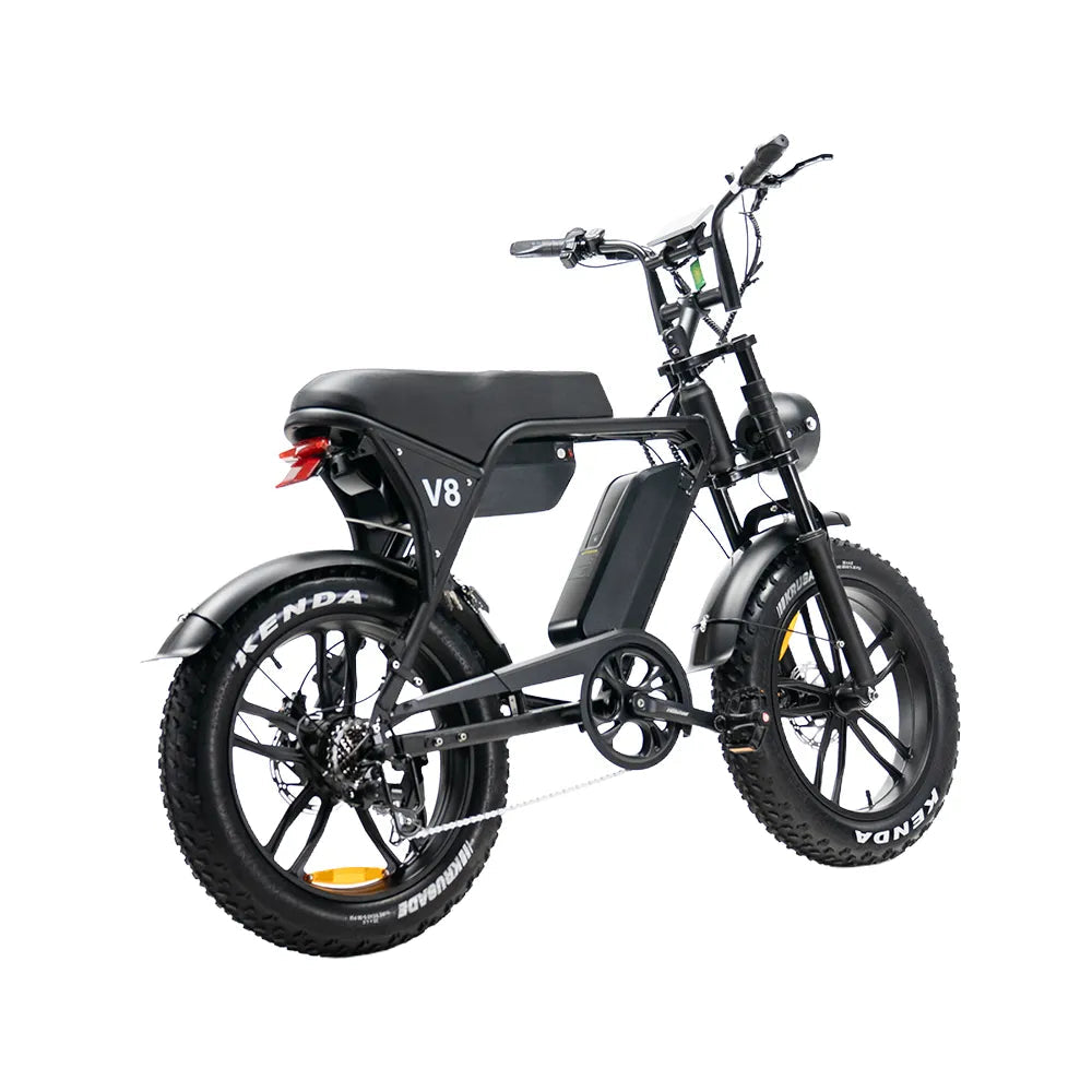 Een zwarte OUXI FATBIKE V8 (C80) MAX – MODEL 2026 elektrische fiets met dubbele accu, dikke banden, een gewatteerd zadel en een zichtbaar accupakket dat in het frame is geïntegreerd. De fiets is uitgerust met een krachtige motor van 250 W en hydraulische remmen voor extra veiligheid, en staat zo opgesteld dat de zijkant en achterkant goed te zien zijn.