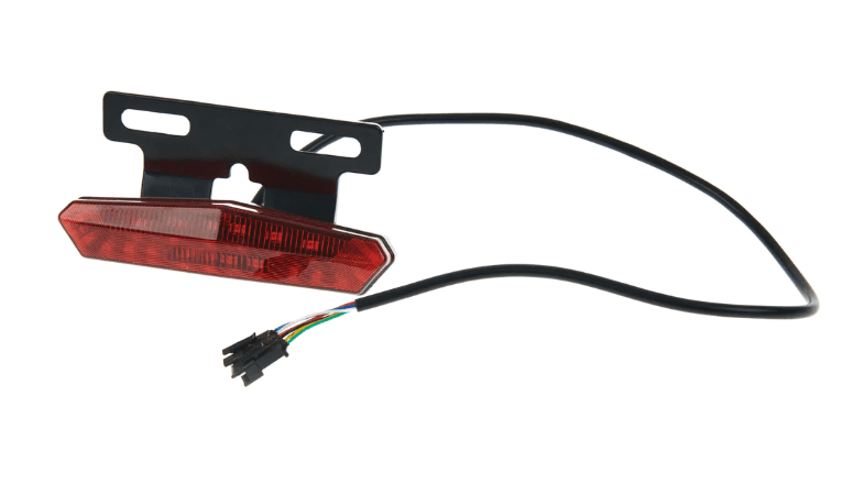 OUXI V8-H9 achterlicht: Een rood LED-achterlicht met een zwarte montagebeugel en bijbehorende kabelboom, ontworpen voor fietsen of elektrische steps — ideaal als achterlicht voor fatbikes en perfect compatibel met de OUXI V8 H9-modellen.