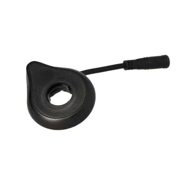 Een zwarte duimgashendel met een ronde greep en een vastgemonteerde kabel, geschikt als vervangingsonderdeel voor elektrische fietsen of scooters, en compatibel met trapondersteuningssystemen voor fatbikes zoals de OUXI C80 MINI - TRAPSENSOR - ORIGINEEL van OUXI.
