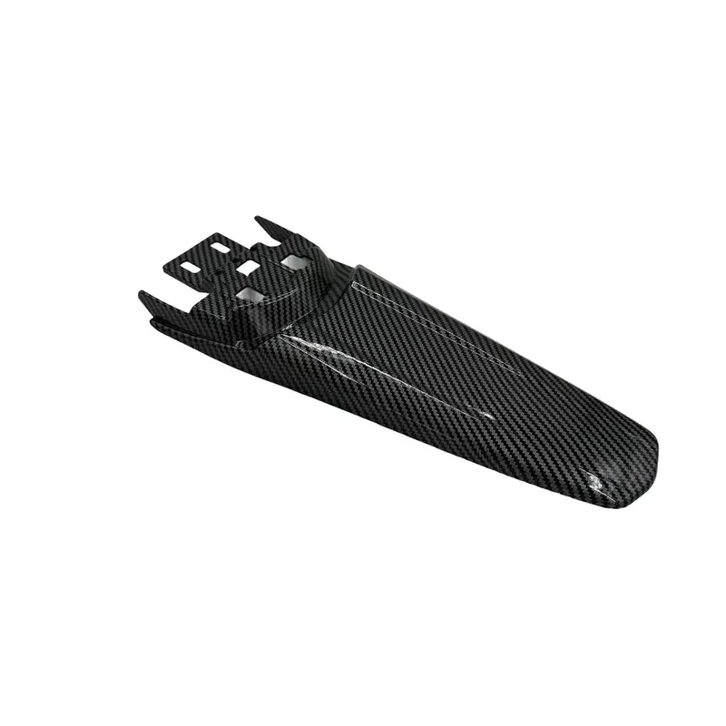 De SPATBORD TAIL FIN van OUXI – OUXI GT2000 – ORIGINEEL, gepresenteerd tegen een witte achtergrond en zo geplaatst dat de glanzende, gestructureerde koolstofvezelafwerking en het aerodynamische ontwerp goed tot hun recht komen – een combinatie van stijlvolle uitstraling en effectieve bescherming, geheel in de traditie van een originele spatbordbescherming.
