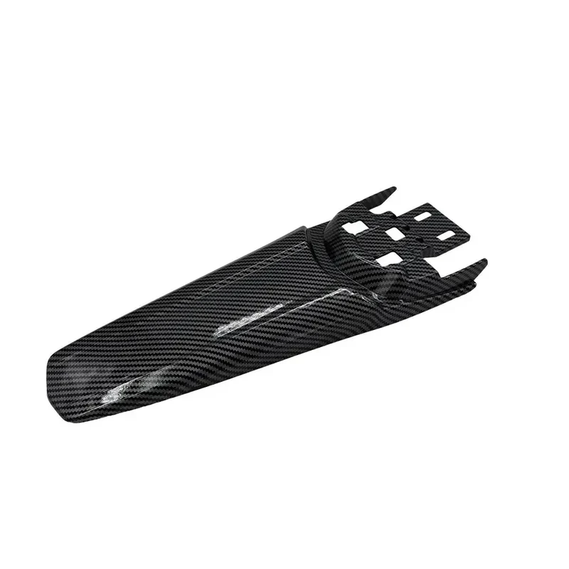 Een zwart, glanzend afgewerkt OUXI SPATBORD TAIL FIN - GT2000 ORIGINEEL achter spatbord van koolstofvezel, met aan één uiteinde een geometrisch uitgesneden bevestigingsgedeelte en een vloeiende, langgerekte vorm — perfect voor de bescherming van het originele spatbord op fatbikes.
