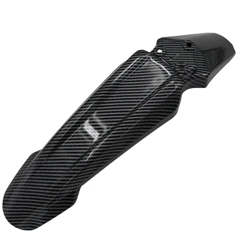 Een origineel zwart achterspatbord van koolstofvezel met een glanzende afwerking, met een strak, aerodynamisch ontwerp en een zichtbaar koolstofvezelpatroon – ideaal als aanvulling op het spatbord van je fatbike of om perfect aan te sluiten bij de stijl van het OUXI VOORSPATBORD GT2000 van OUXI.