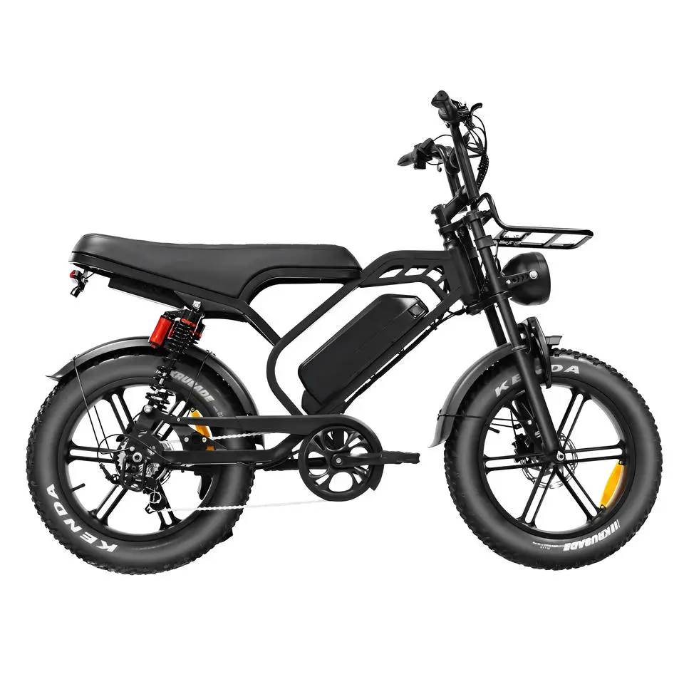 Maak kennis met de FATBIKE V20 LIMITED – QMWHEEL - MODEL 2026 - ALARM: een zwarte elektrische fatbike van QMWHEEL met dikke banden, achtervering en een handige bagagedrager voorop. De fiets is uitgerust met een krachtige motor van 250 W en heeft een indrukwekkend actieradius van 80 km; de centraal geplaatste accu zorgt voor evenwichtige prestaties. Zowel het zadel als het stuur zijn ergonomisch ontworpen voor een rechte rijhouding.
