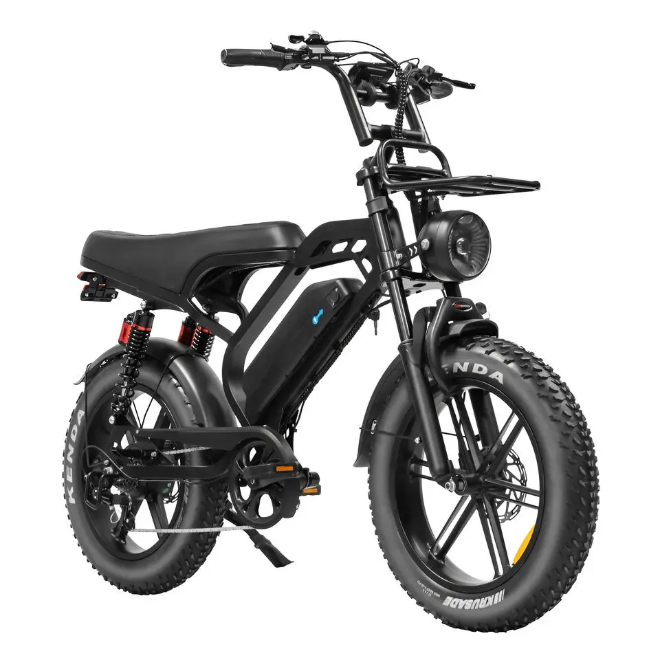 Maak kennis met de FATBIKE V20 LIMITED – QMWHEEL - MODEL 2026 - ALARM: een zwarte elektrische fatbike van QMWHEEL, ontworpen met een moderne, robuuste uitstraling. Dit model is voorzien van dikke banden voor superieure stabiliteit, dubbele achtervering voor een soepelere rit, een koplamp voor betere zichtbaarheid en een stevig frame dat is gebouwd om outdooravonturen aan te kunnen. Aangedreven door een indrukwekkende motor van 250 W en met een actieradius van maximaal 80 km is de FATBIKE V20 LIMITED