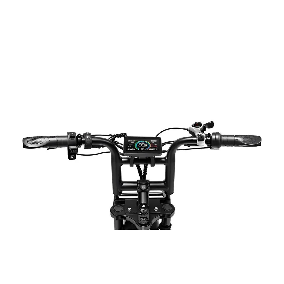 Close-up van de QMWHEEL FATBIKE V20 LIMITED – MODEL 2026 - ALARM-stuur, met een digitaal display in het midden, handgrepen, remhendels, gashendel en bedieningsknoppen tegen een witte achtergrond. Dit model is uitgerust met een krachtige motor van 250 W en biedt een indrukwekkend actieradius van 80 km voor lange ritten.