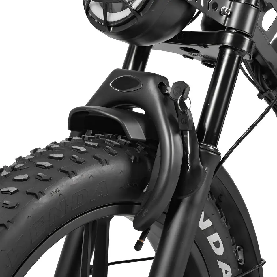 Hier volgt een mogelijke herschrijving op basis van je productgegevens: Close-up van de voorvork van de QMWHEEL FATBIKE V20 LIMITED, met een Kenda-band met grof profiel, schijfrem en een deel van de koplamp boven het wiel. Aangedreven door een motor van 250 W met een indrukwekkend actieradius van 80 km, is dit QMWHEEL-model 2026 - ALARM ontworpen met het oog op zowel prestaties als stijl.