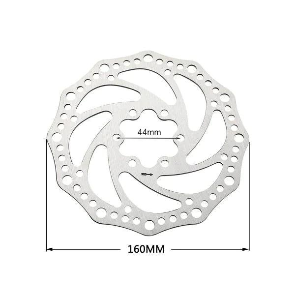 De QMWHEEL V20 – REMSCHIJF fietsremschijf heeft een zilverkleurig ontwerp met zes boutgaten, golvende randen en ventilatiegaten. De remschijf is vervaardigd uit duurzaam roestvrij staal en heeft een diameter van 160 mm en een middencirkel van 44 mm.