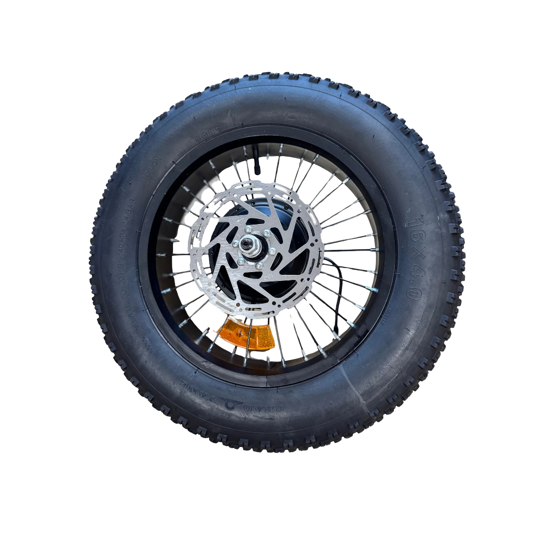 Een enkel QMWHEEL V20 MINI SPAKEN - MOTOR fietswiel met een dikke, noppenband – ideaal voor de fatbike van het merk QMWHEEL – voorzien van duurzame metalen spaken, een zilveren schijfremrotor en een oranje reflector. Dit wiel, geïsoleerd op een witte achtergrond, is perfect voor gebruik in een fatbike-opstelling met een 250W-motor.