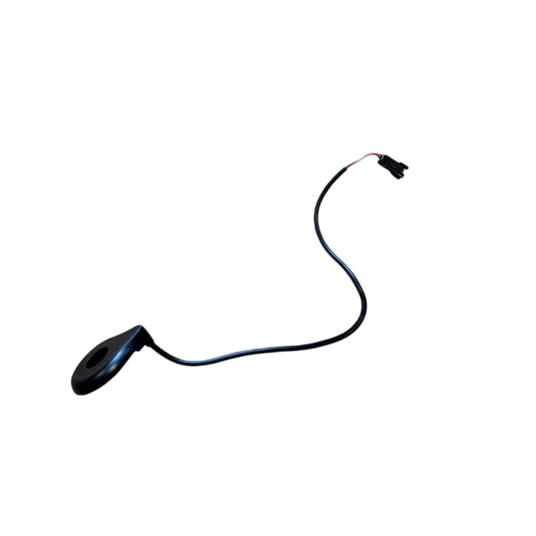 Een compacte zwarte elektronische sensor van QMWHEEL, met een ronde voet en een lang draadje dat uitmondt in een bijpassende zwarte stekker, afgebeeld tegen een witte achtergrond. De QMWHEEL V20 MINI - TRAPSENSOR - ORIGINEEL is het perfecte vervangingsonderdeel voor trapondersteuningssystemen van fatbikes.