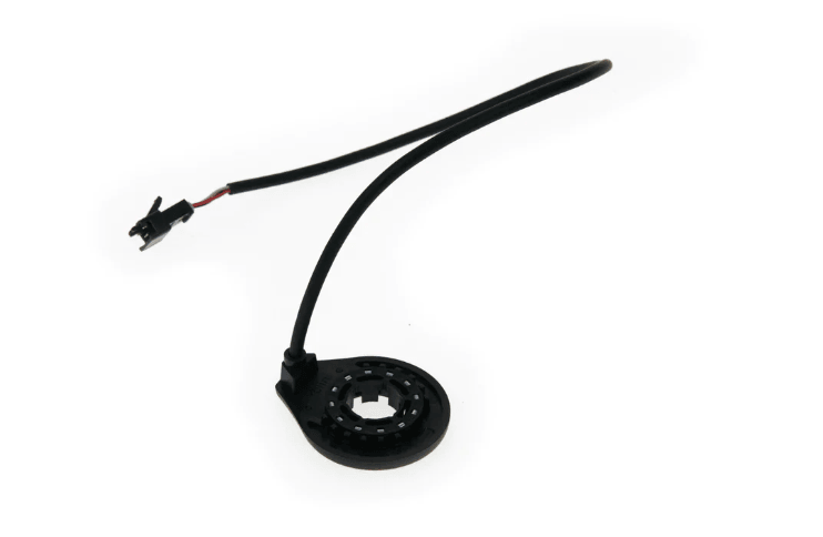 Een zwarte QMWHEEL-trapsensor-kabel met aan het ene uiteinde een ronde sensor en aan het andere uiteinde een kleine 3-polige aansluitconnector, afgebeeld op een witte achtergrond — origineel onderdeel dat compatibel is met de QMWHEEL FatBike V20 (controller onder de accu).