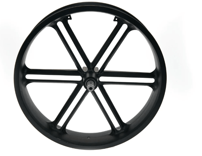OUXI - QMWHEEL - VOORWIEL van QMWHEEL, OUXI: Dit zwarte voorwiel met zes spaken heeft een metalen naaf, brede platte spaken en een gladde, ronde velg. Gefotografeerd vanaf de zijkant tegen een witte achtergrond, is het ideaal als vervangingsonderdeel voor een fatbike of als OUXI-voorwiel.